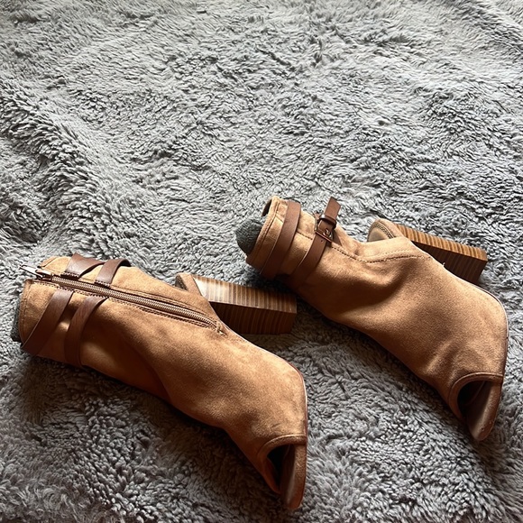 Beautiful brown - Picture 2 of 3